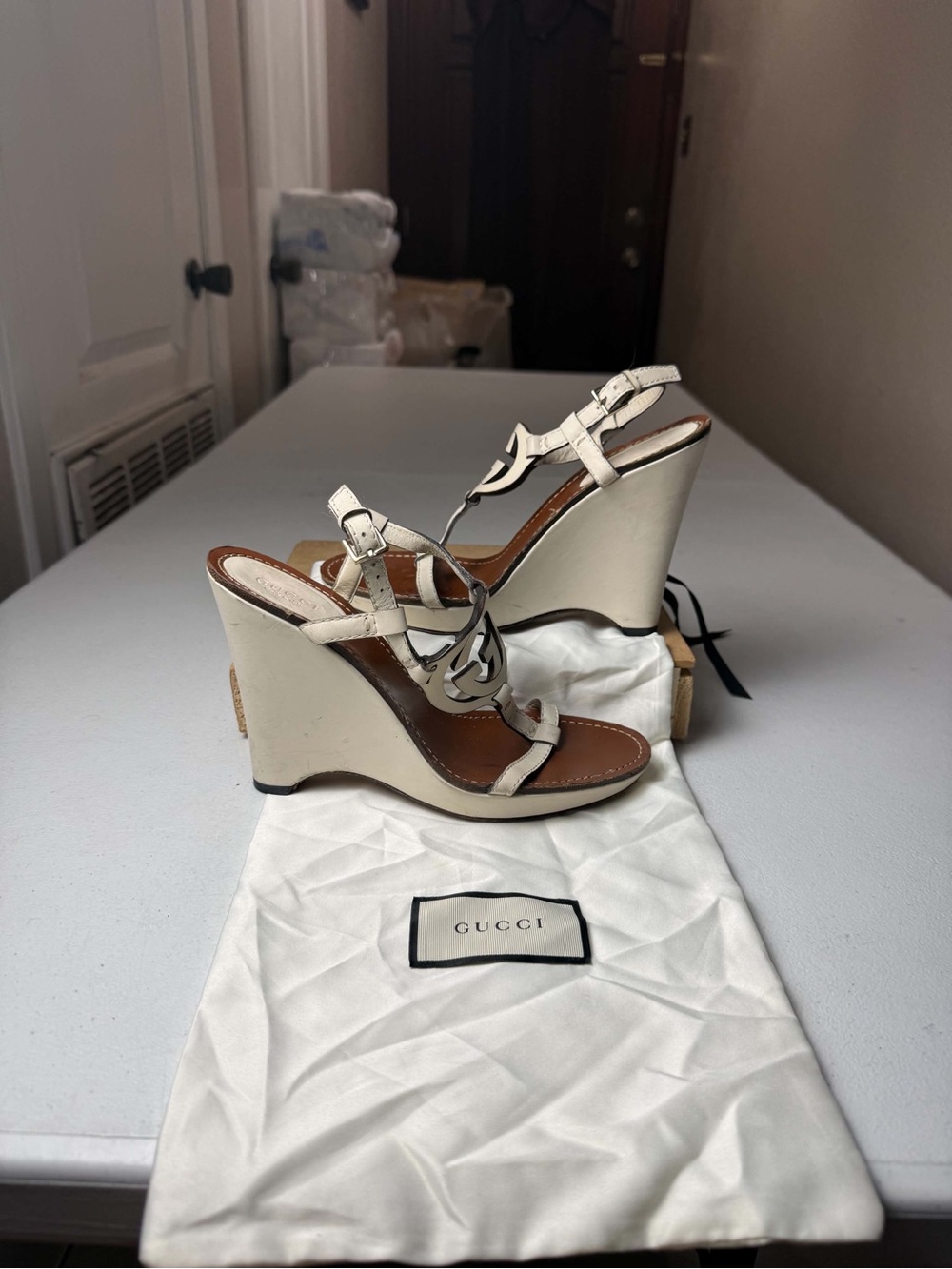 Gucci Interlocking G Logo Leather T-
Strap Sandals Sz 7 B
